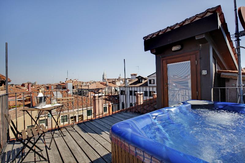 اتاق لوکس, Pouso Real