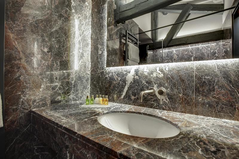 اتاق لوکس, Pouso Real