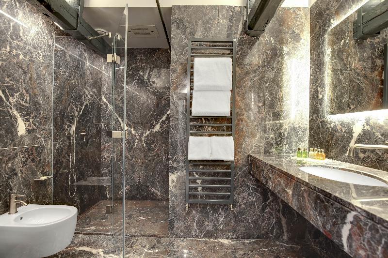 اتاق لوکس, Pouso Real