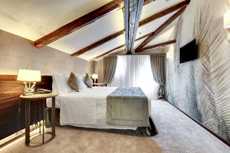 اتاق لوکس, Pouso Real