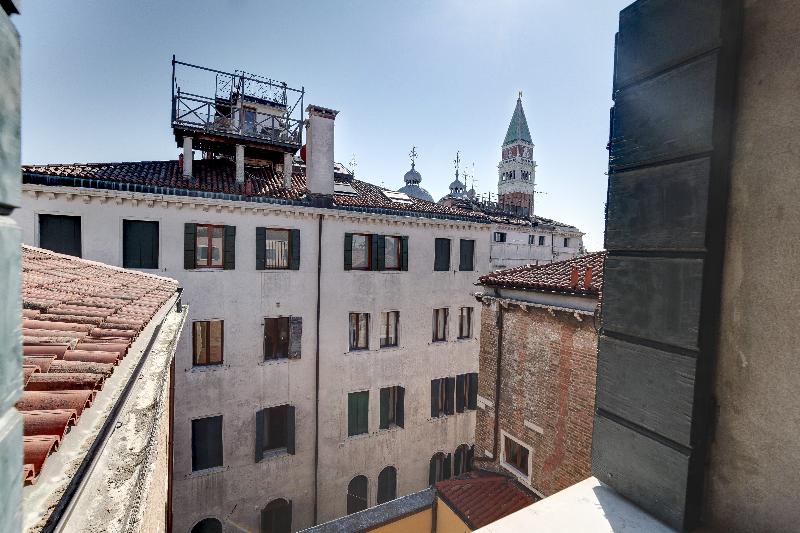 اتاق لوکس, Pouso Real