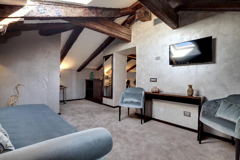 اتاق لوکس, Pouso Real