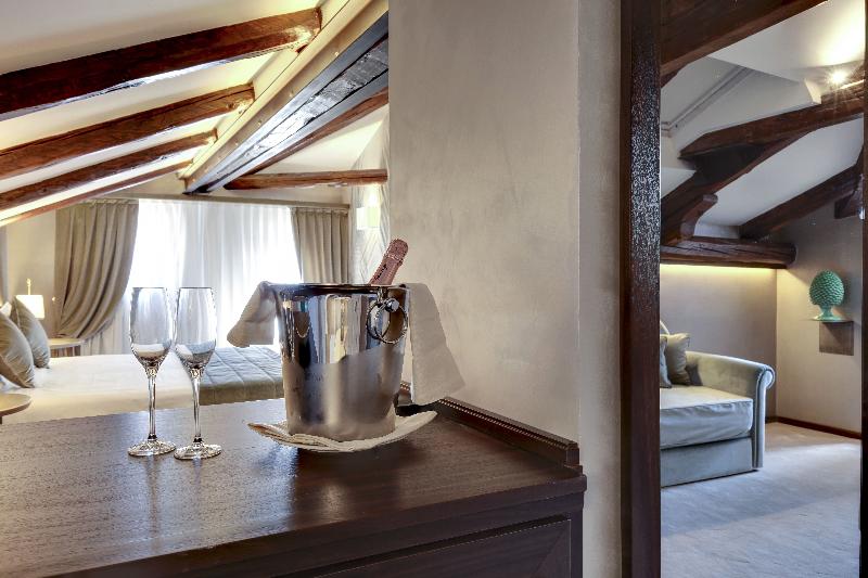 اتاق لوکس, Pouso Real