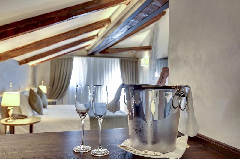 اتاق لوکس, Pouso Real