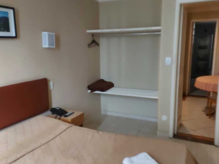 اتاق لوکس, Pouso Real