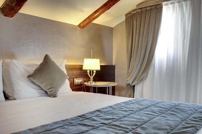 اتاق لوکس, Pouso Real