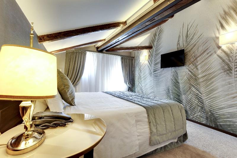 اتاق لوکس, Pouso Real