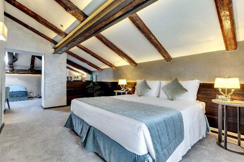 اتاق لوکس, Pouso Real