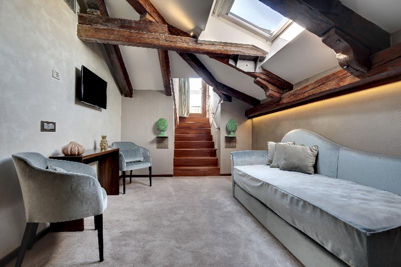 اتاق لوکس, Pouso Real