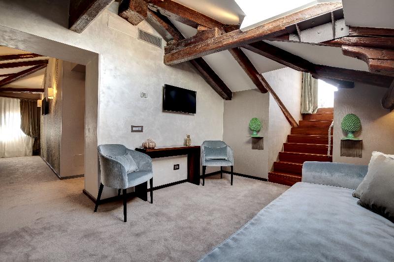 اتاق لوکس, Pouso Real