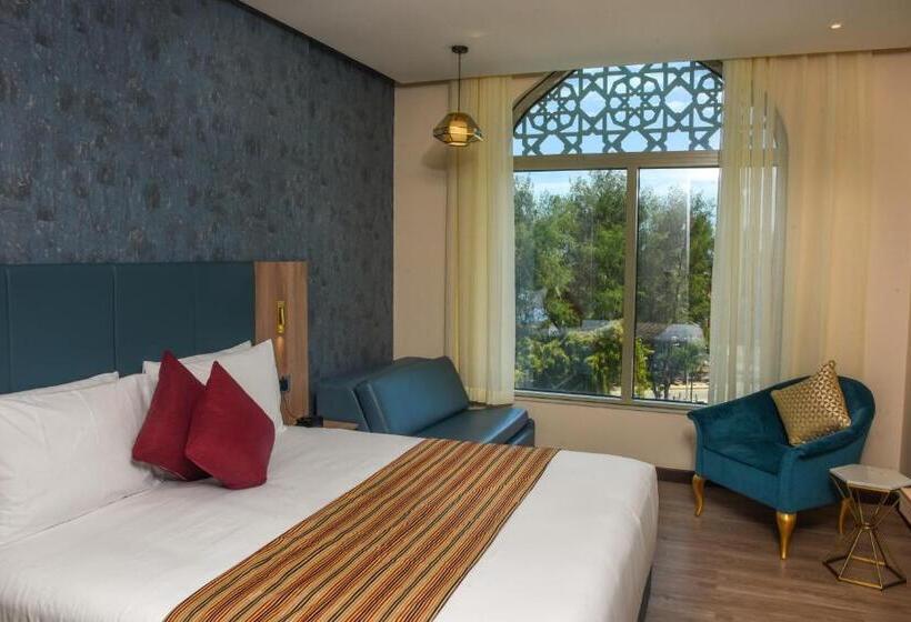 带城市景观和大床的豪华房间, Golden Tulip Zanzibar Airport Hotel & Spa