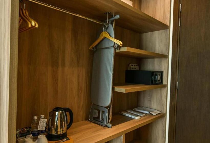 带城市景观和大床的豪华房间, Golden Tulip Zanzibar Airport Hotel & Spa