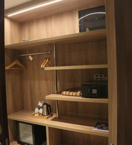 带观景和大床的豪华房间, Golden Tulip Zanzibar Airport Hotel & Spa