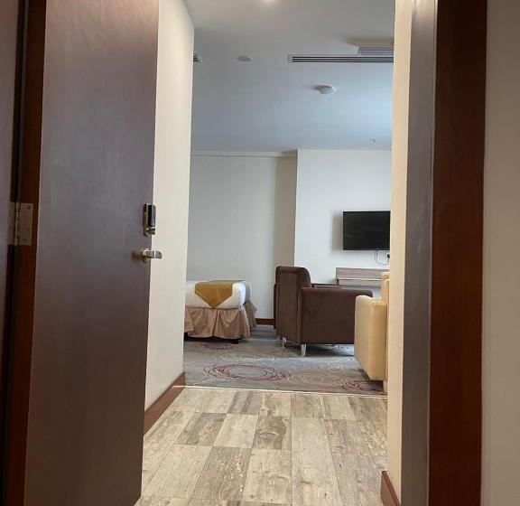 استودیوی استاندارد, Grand Tourist