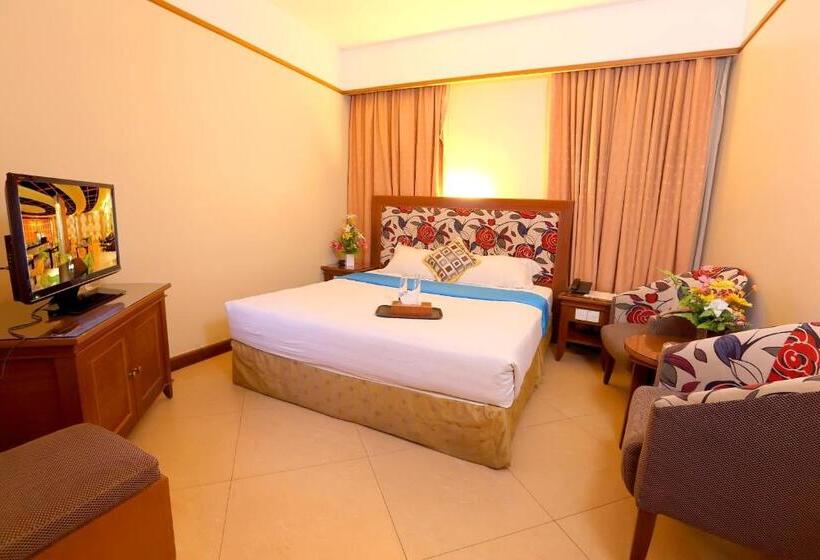 标准间, Maximillian