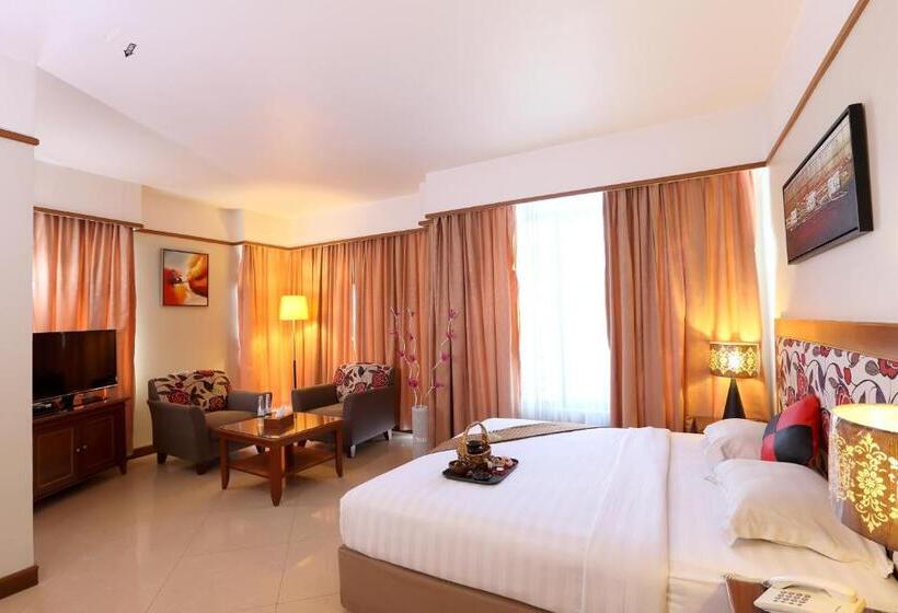 주니어 스위트, Maximillian