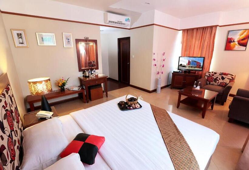 小型套房, Maximillian