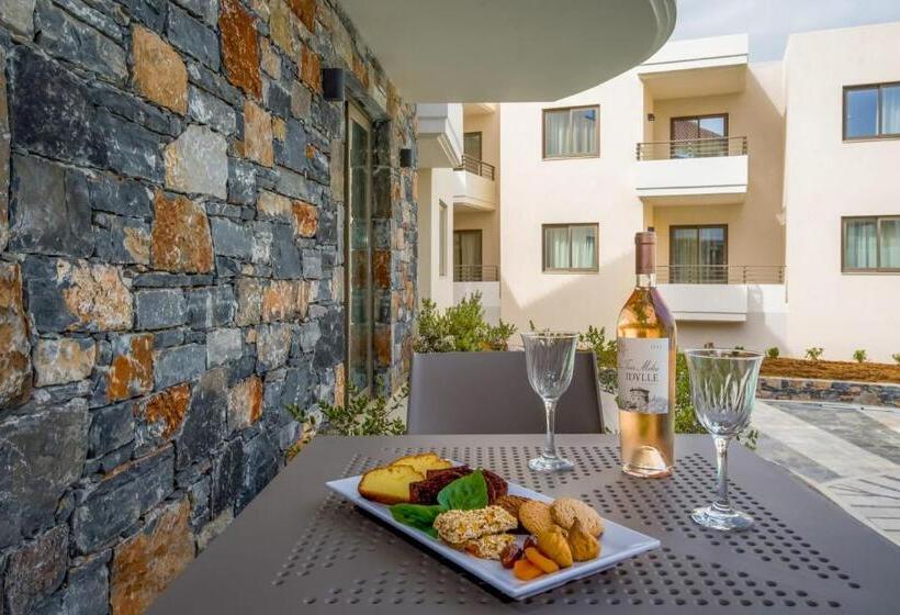 디럭스 스튜디오, Stefan Village