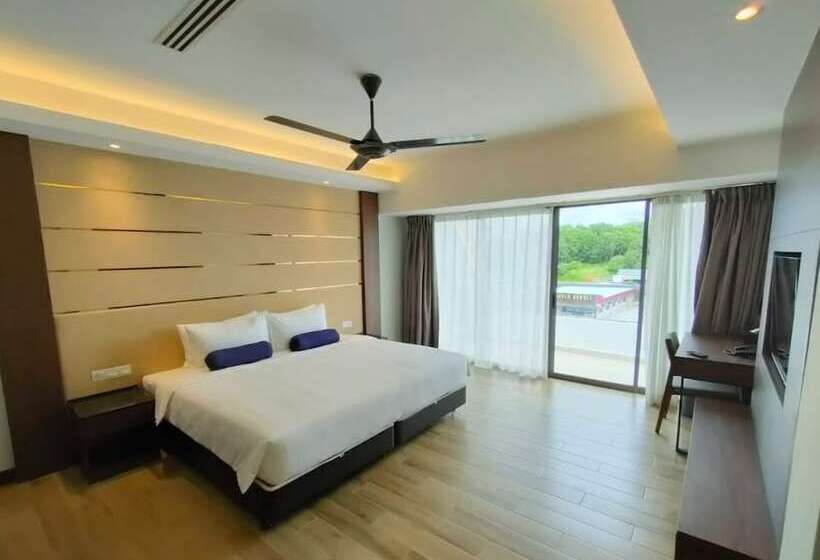 اتاق لوکس با چشمانداز دریا, Pacific Regency Beach Resort Port Dickson