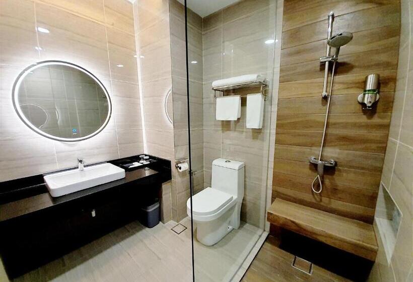 اتاق لوکس با تخت بزرگ, Pacific Regency Beach Resort Port Dickson