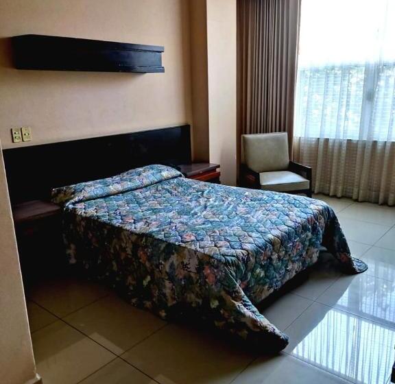 חדר אקונומי, Mary Celaya