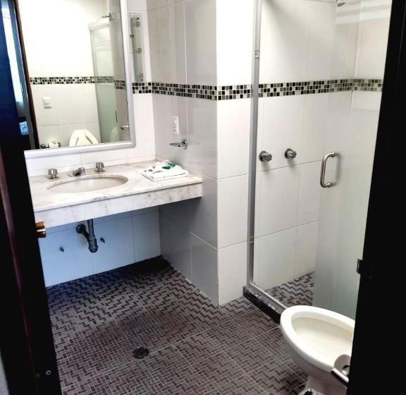 חדר דלוקס, Mary Celaya