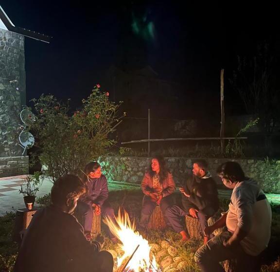 Chambre Standard Lit King Size, Flüstern Hostel And Café