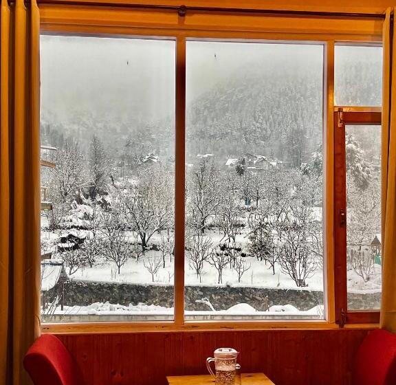 Chambre Familiale Vue Montagne, Flüstern Hostel And Café