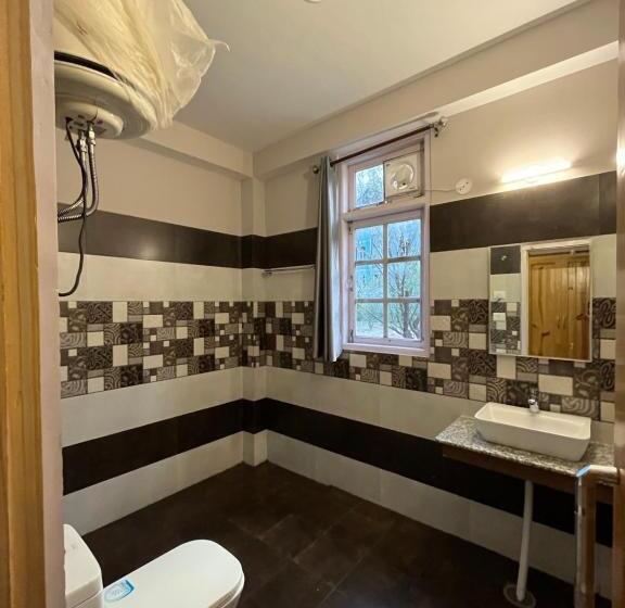 Chambre Standard Lit King Size, Flüstern Hostel And Café