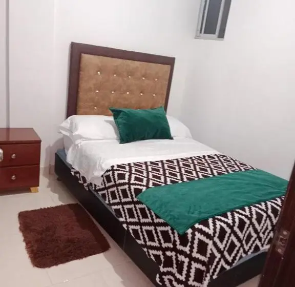 Economy Yhden Hengen Huone, Guadalupe Home
