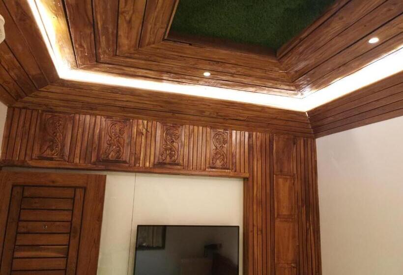 סטודיו סופריור, Krishna S Wood Villas