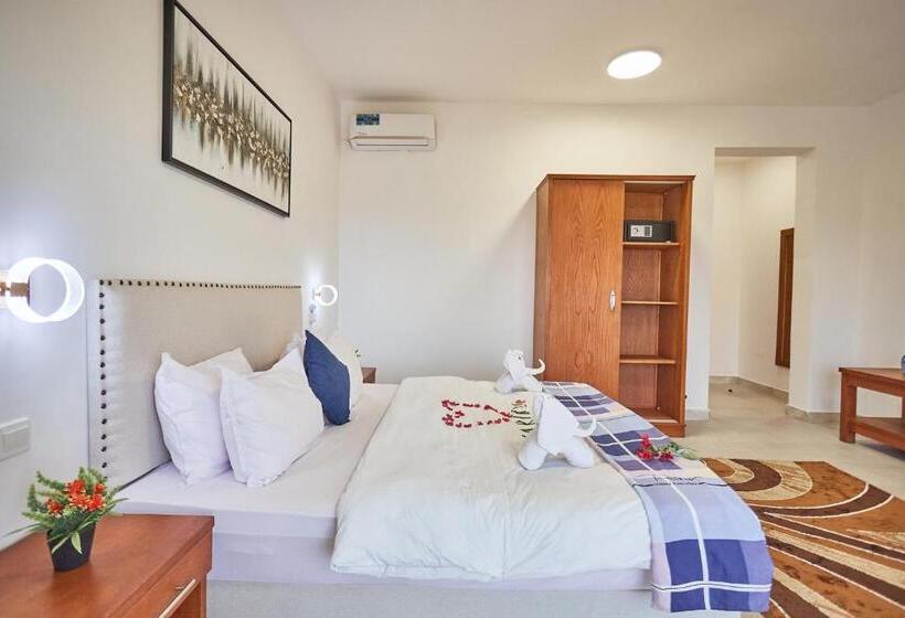 اتاق خانوادگی با چشمانداز دریا, Malika Nungwi