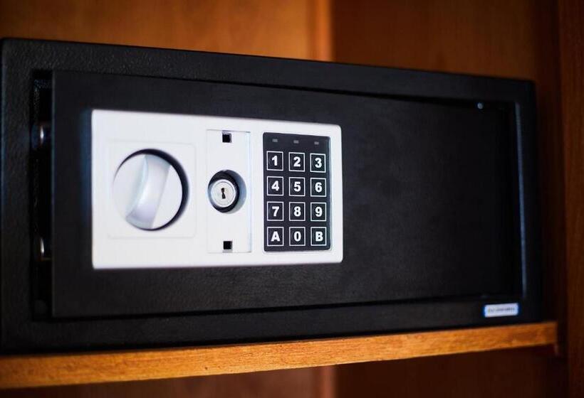 اتاق خانوادگی, Malika Nungwi