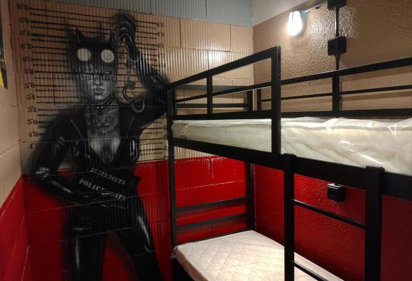 Pokój Ekonomiczny Jednoosobowy, Hostel Prison