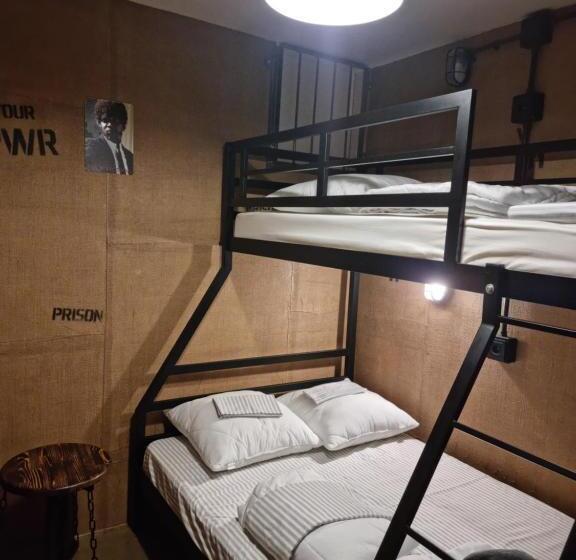 Pokój Trzyosobowy Comfort, Hostel Prison