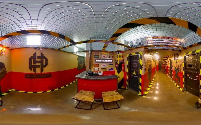 Pokój Basic, Hostel Prison