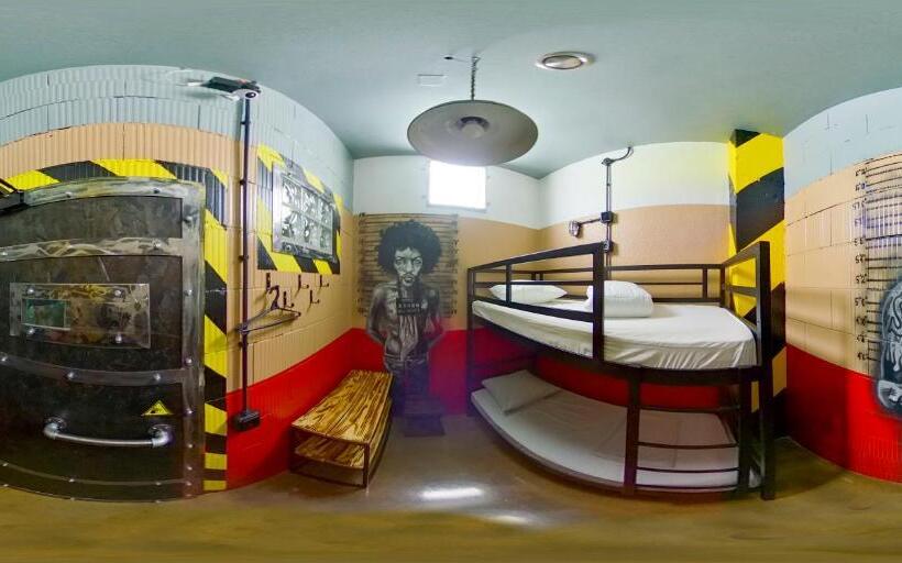 Pokój Czteroosobowy Standard, Hostel Prison