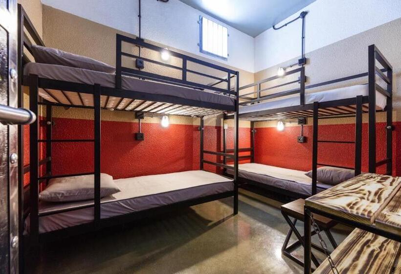 Pokój Czteroosobowy Standard, Hostel Prison