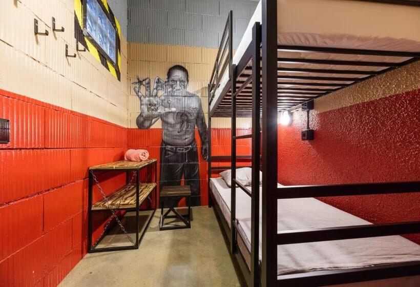 Pokój Basic, Hostel Prison