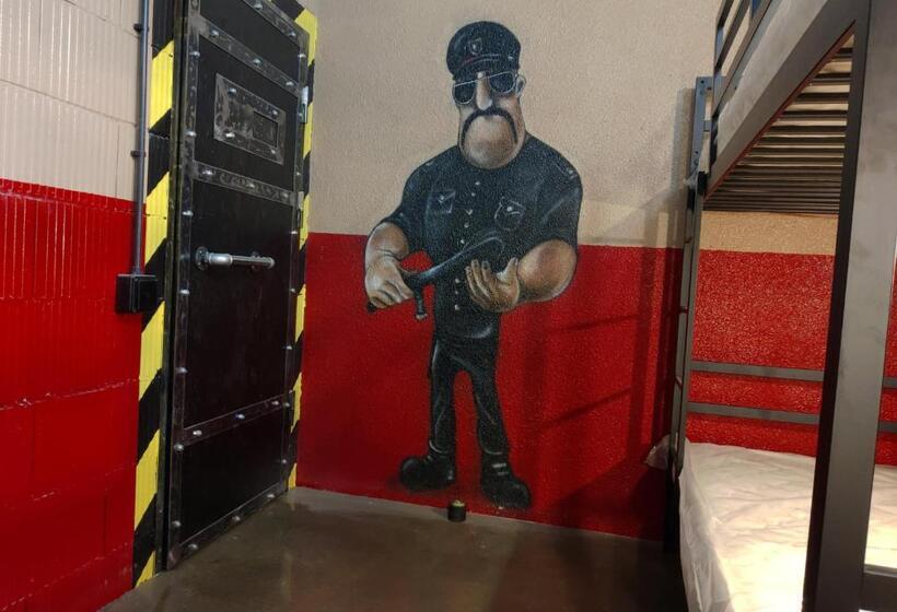 Pokój Czteroosobowy Standard, Hostel Prison