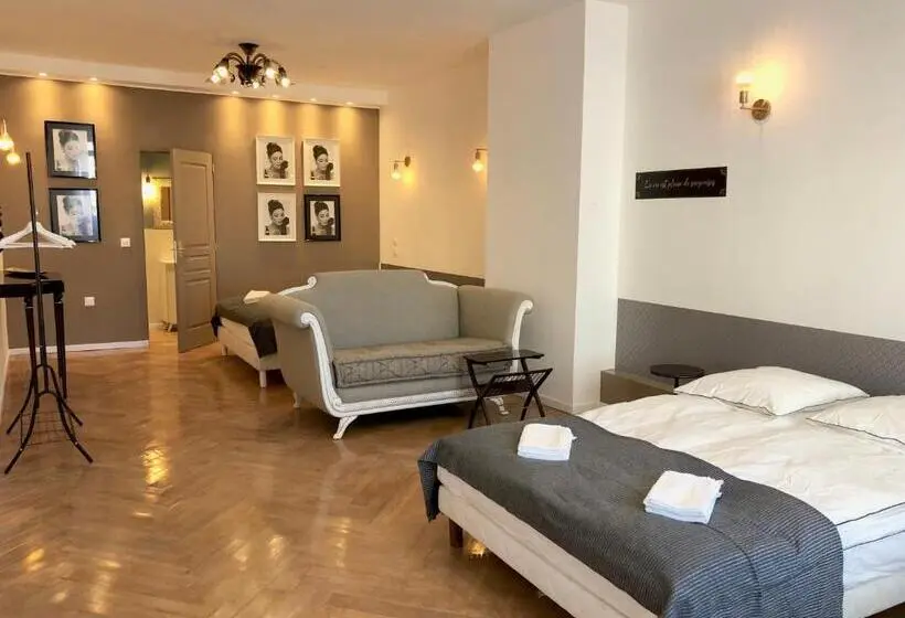 デラックスの４人部屋, Hôtel D’artiste