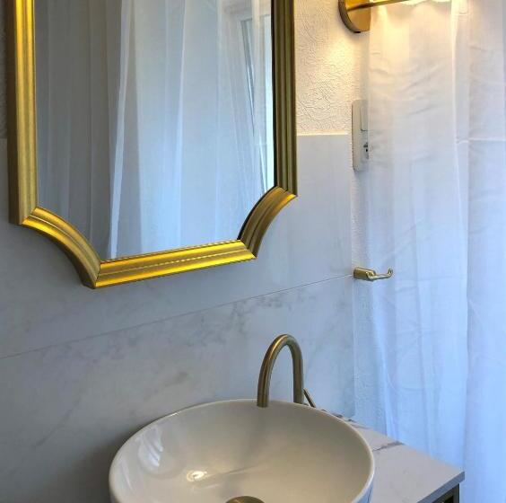 Номер Стандарт, Hôtel D’artiste