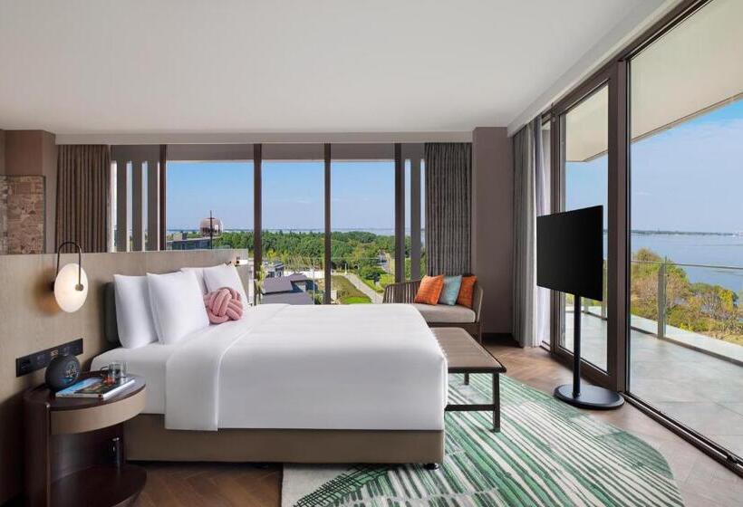Suite with lake view, Indigo Suzhou Yangcheng Lake, An Ihg