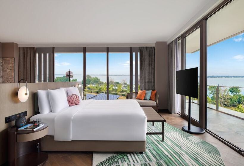 Suite with lake view, Indigo Suzhou Yangcheng Lake, An Ihg