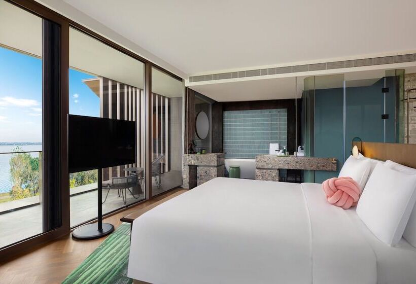Suite with lake view, Indigo Suzhou Yangcheng Lake, An Ihg