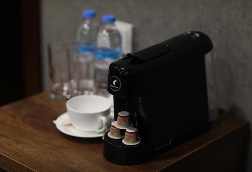 اتاق اکونومی, Theory