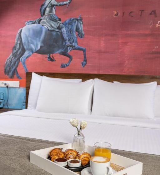 اتاق لوکس, Theory