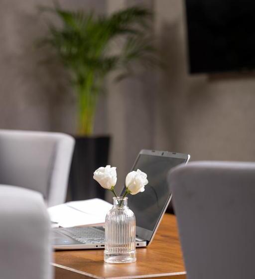 سوییت اجرایی, Theory