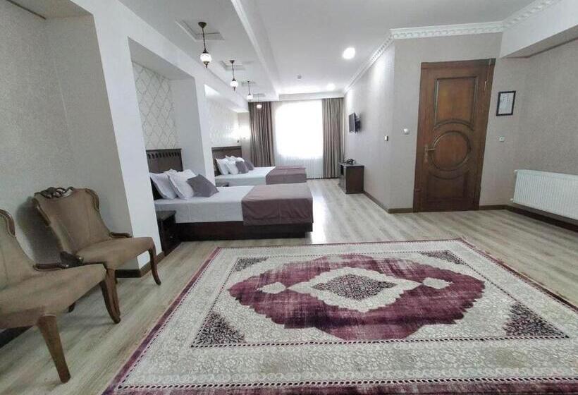 חדר סופריור לשלושה, Times