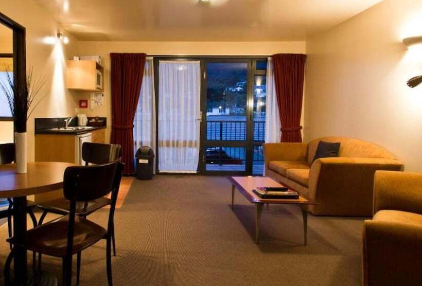 דירת שני חדרים, Broadway Motel